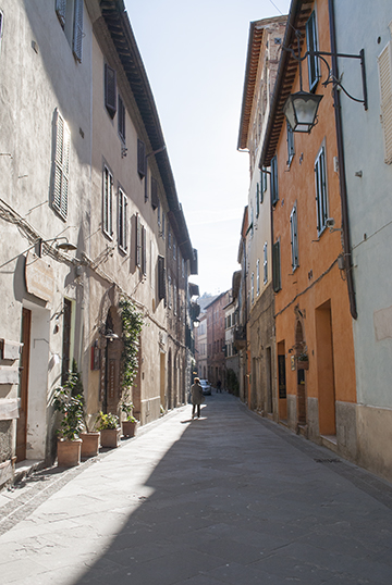 フィレンツェ発着オプショナルツアーで行くモンタルチーノの街