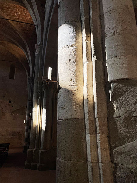 教会の柱に光