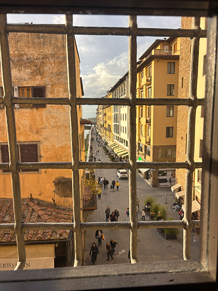 ヴァザーリの回廊のヴェッキオ橋入り口付近