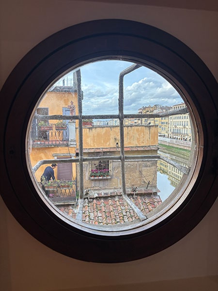 ヴァザーリの回廊の丸窓