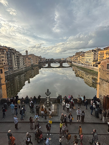 ヴァザーリの回廊からヴェッキオ橋