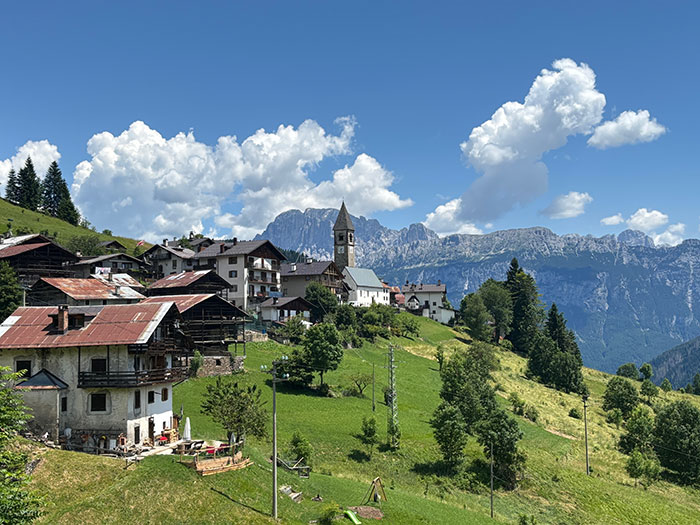ドロミティ山脈の村