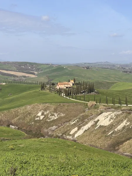 クレテ・セネージの糸杉と家