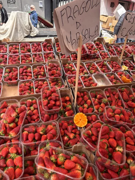 カターニアの市場のイチゴ