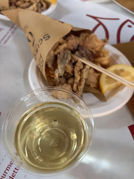 魚介類のフライと白ワイン